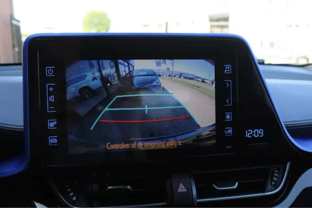 Toyota C-HR (2017) thumbnail 15