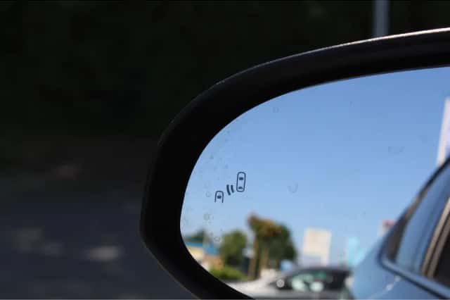 Toyota C-HR (2017) thumbnail 3