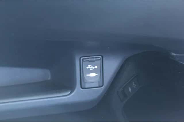 Toyota C-HR (2017) thumbnail 31