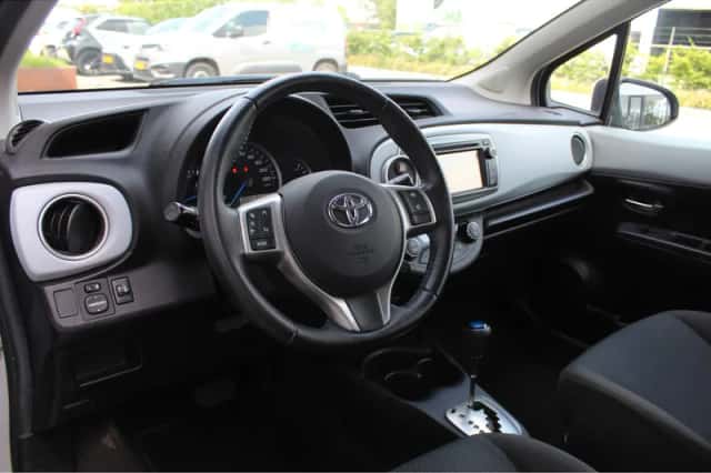 Toyota Yaris (2012) thumbnail 2