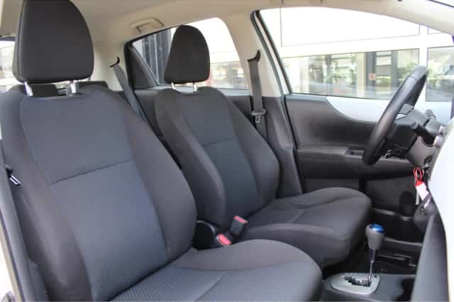 Toyota Yaris (2012) thumbnail 12
