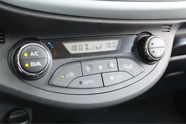 Toyota Yaris (2012) thumbnail 20