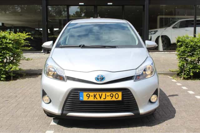 Toyota Yaris (2012) thumbnail 3