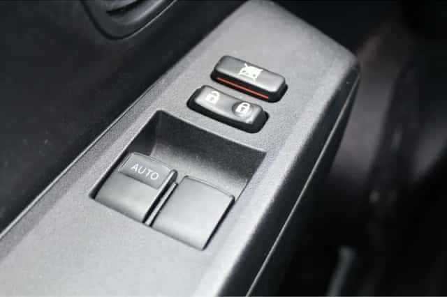 Toyota Yaris (2012) thumbnail 22
