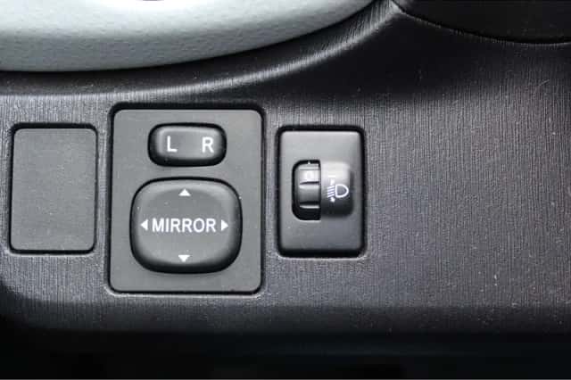 Toyota Yaris (2012) thumbnail 23