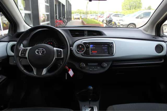 Toyota Yaris (2012) thumbnail 4