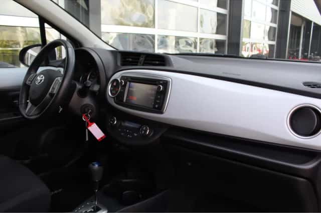 Toyota Yaris (2012) thumbnail 6