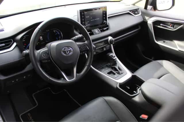 Toyota RAV4 (2022) thumbnail 2