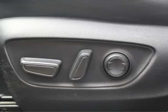Toyota RAV4 (2022) thumbnail 3