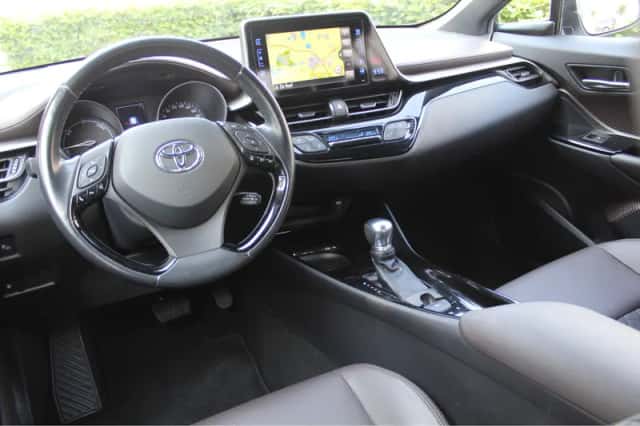 Toyota C-HR (2017) thumbnail 2