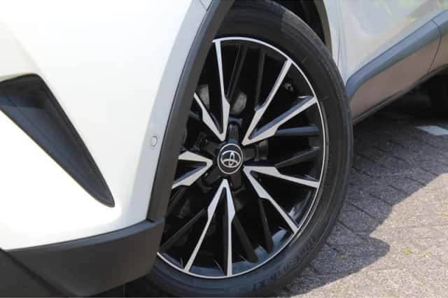 Toyota C-HR (2017) thumbnail 5