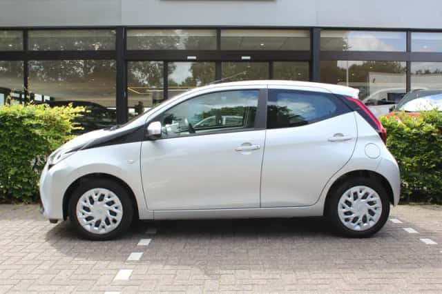 Toyota Aygo (2022) thumbnail 3