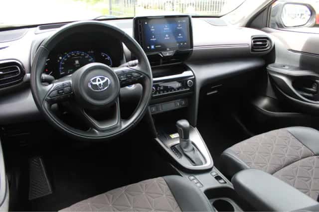 Toyota Yaris (2022) thumbnail 2