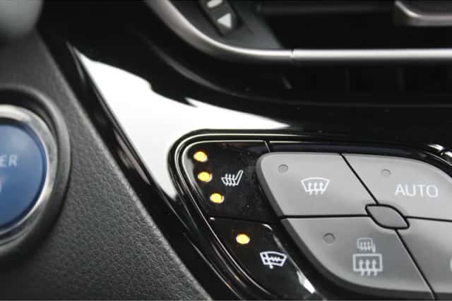Toyota C-HR (2021) thumbnail 3