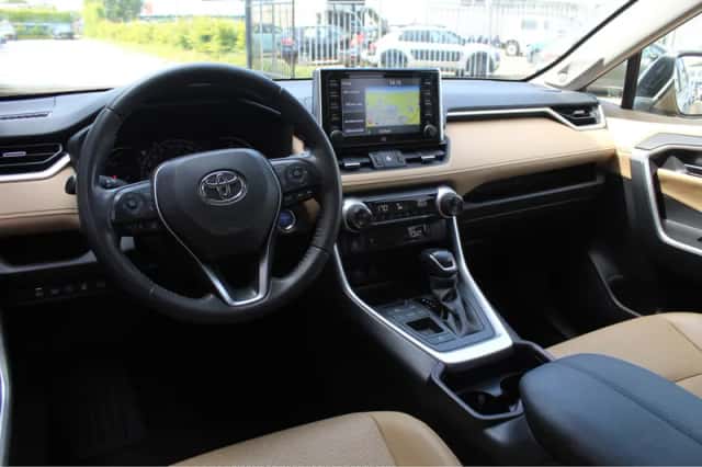 Toyota RAV4 (2021) thumbnail 2