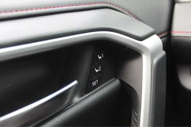 Toyota RAV4 (2022) thumbnail 5
