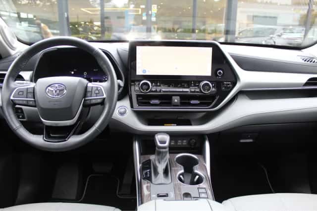 Toyota Highlander (2024) thumbnail 4