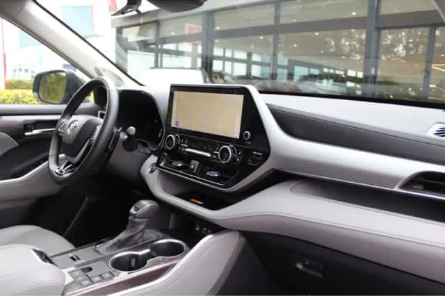 Toyota Highlander (2024) thumbnail 6