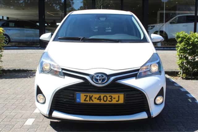 Toyota Yaris (2016) thumbnail 3