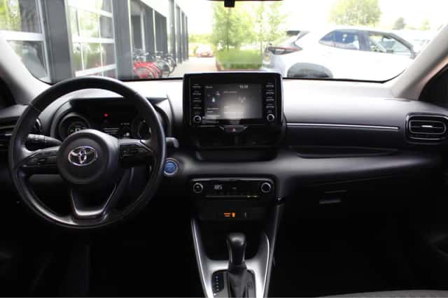 Toyota Yaris (2023) thumbnail 2