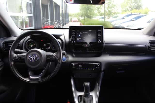 Toyota Yaris (2022) thumbnail 2