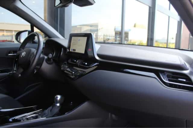 Toyota C-HR (2022) thumbnail 2