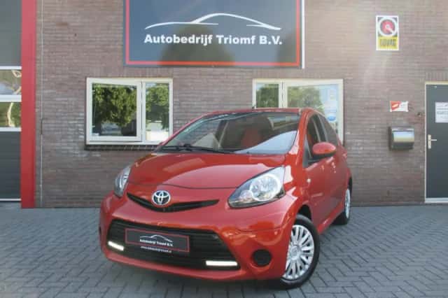 Toyota Aygo (2011) thumbnail 2