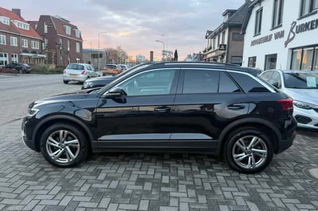 Volkswagen T-Roc (2022) thumbnail 4
