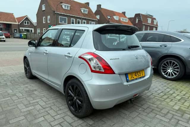 Suzuki Swift (2016) thumbnail 6