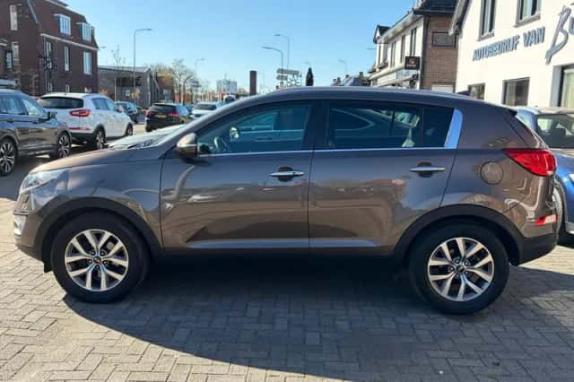 Kia Sportage (2015) thumbnail 2