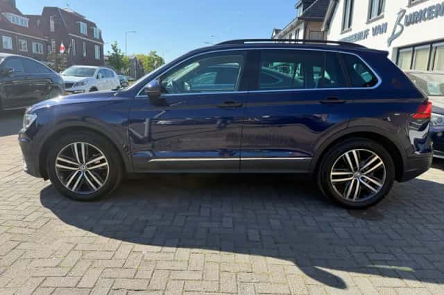 Volkswagen Tiguan (2017) thumbnail 2