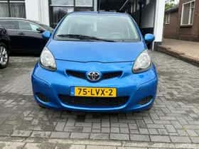 Toyota Aygo (2010) thumbnail 2