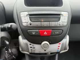 Toyota Aygo (2010) thumbnail 12