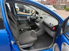 Toyota Aygo (2010) thumbnail 16