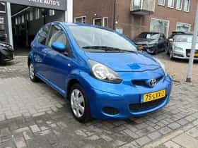 Toyota Aygo (2010) thumbnail 3