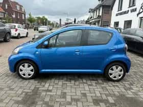 Toyota Aygo (2010) thumbnail 4