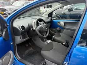 Toyota Aygo (2010) thumbnail 8