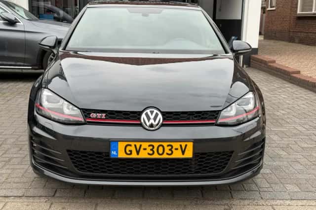 Volkswagen Golf (2015) thumbnail 2