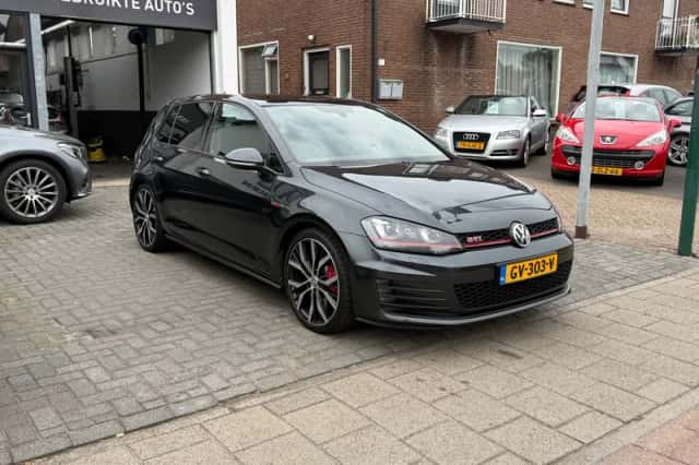 Volkswagen Golf (2015) thumbnail 3