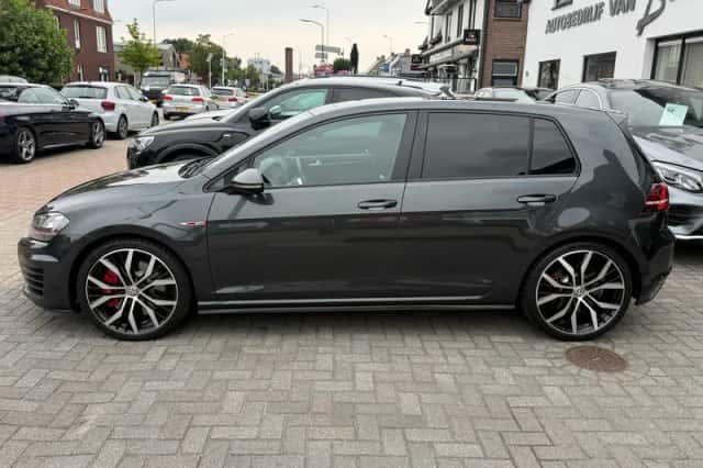 Volkswagen Golf (2015) thumbnail 4