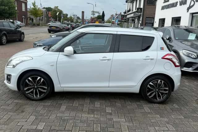 Suzuki Swift (2017) thumbnail 4