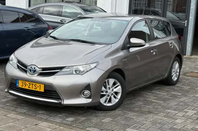 Toyota Auris (2013) thumbnail 1