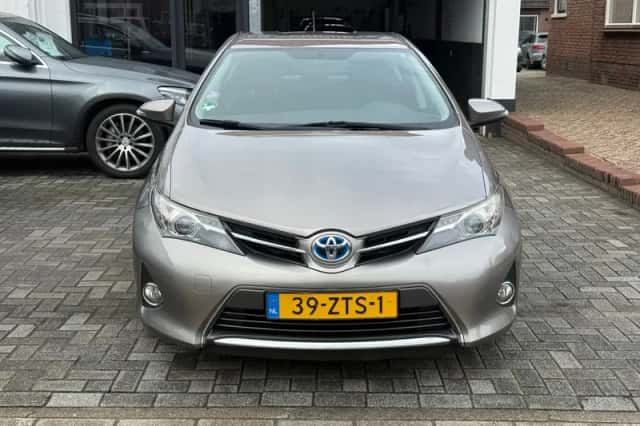 Toyota Auris (2013) thumbnail 2