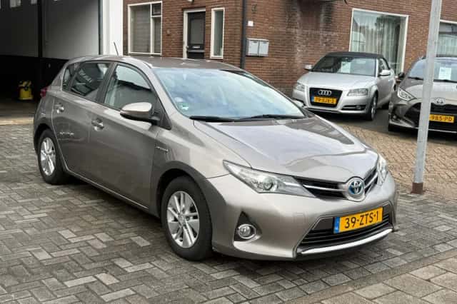 Toyota Auris (2013) thumbnail 3