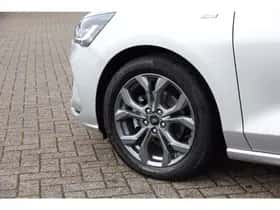 Ford Focus (2023) thumbnail 5