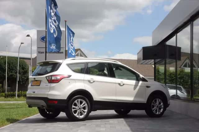 Ford Kuga (2018) thumbnail 4