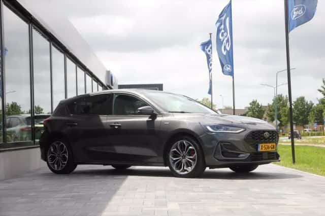 Ford Focus (2022) thumbnail 3