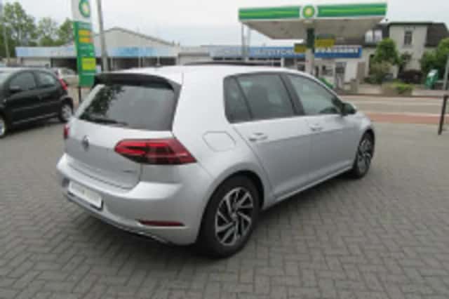 Volkswagen Golf (2018) thumbnail 4