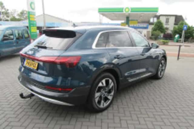 Audi e-tron (2019) thumbnail 4