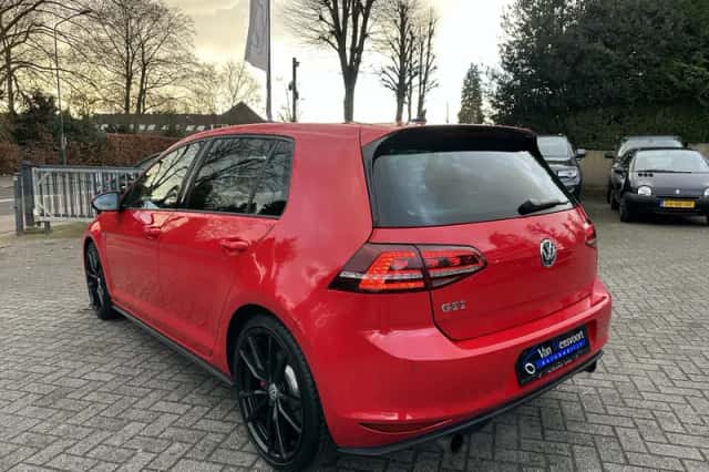 Volkswagen Golf (2016) thumbnail 3